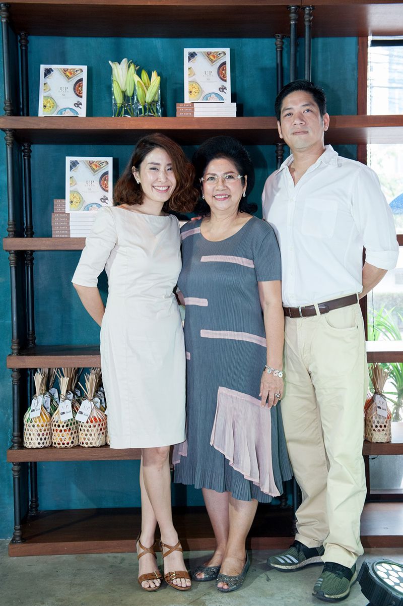 นนทวรรณ จิตวัฒนากร, ศรีรัตน์ ศรีภิญโญ และ วงศ์วิชญ์ ศรีภิญโญ เจ้าของร้านศรีตราด