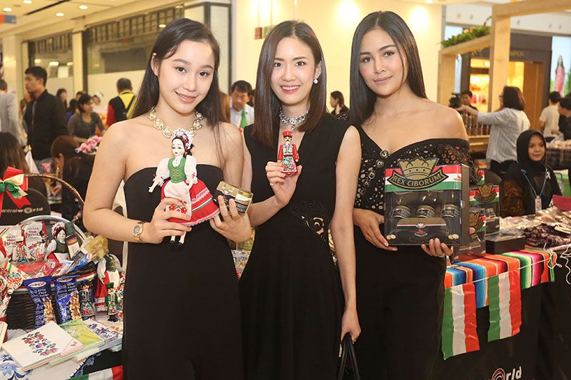 ณัฐสิมา ศิริสุนทร, อภินรา ศรีกาญจนา และพลอยวาริน ทรงปกรณ์ มาร่วมช็อปการกุศล