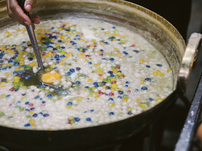 บัวลอยไข่เค็มและไข่หวานในน้ำกะทิหอมหวานเข้มข้น จากร้านบัวลอยไข่เค็มท่าน้ำคลองสาน