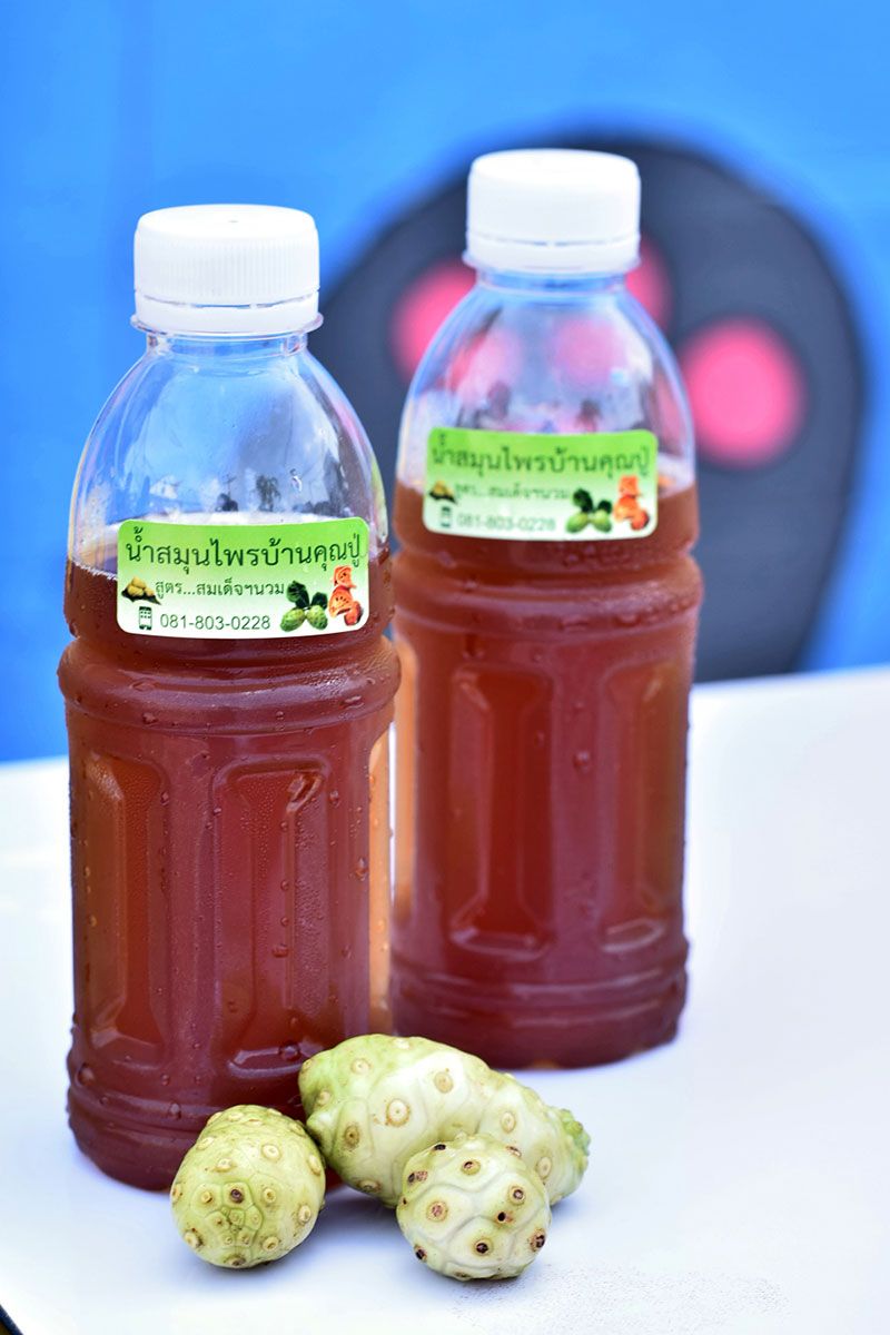 น้ำลูกยอแช่น้ำผึ้ง ทำจากลูกยอสด มีสารต่อต้านอนุมูลอิสระสูง ช่วยในการชะลอวัยและบำรุงผิวพรรณ จากร้านน้ำสมุนไพรบ้านคุณปู่