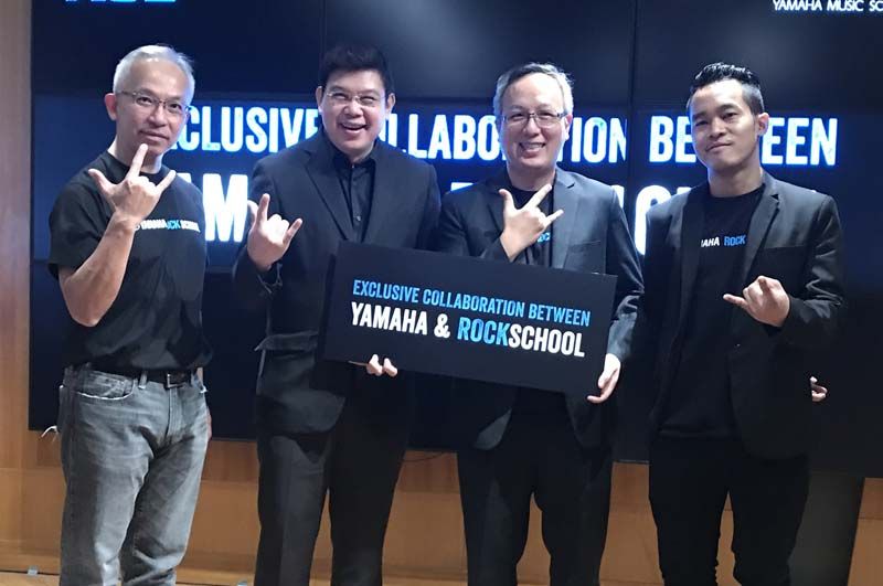 ถ่ายภาพที่ระลึก แสงชัย เมธีธนกุล ผจก.ทั่วไปฝ่ายสถาบันดนตรียามาฮ่า และ Education Marketing ดร.พีรวัฒน์ ชูเกียรติ, Mr.Hisanori Murakami, ดร.สรัล ภาชื่น