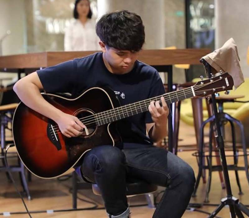 โชว์ร็อกแบบการตีกลองและกีตาร์