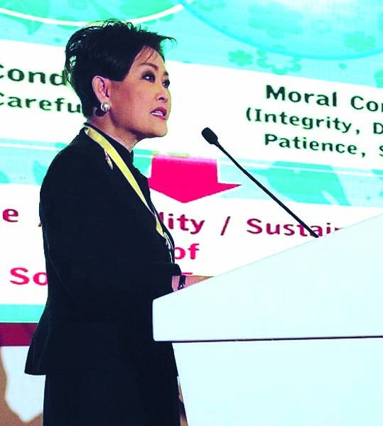 คุณหญิงณัฐิกา วัธนเวคิน อังอุบลกุล ประธานสหพันธ์ฯ กล่าวเสวนา