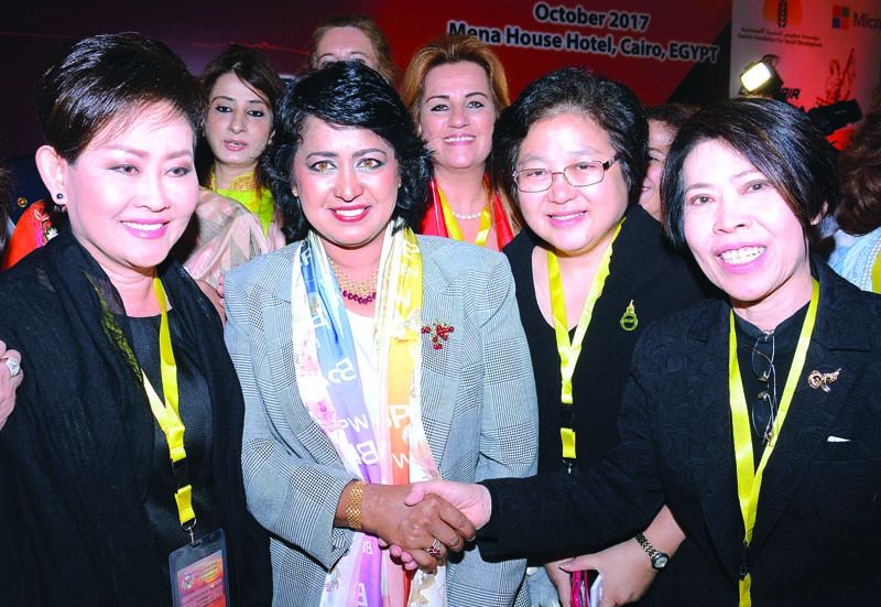 คุณหญิงณัฐิกา วัธนเวคิน อังอุบลกุล ประธานสหพันธ์ฯ,ฐิตินันท์ วัธนเวคิน รองประธานสหพันธ์ฯ,นภาเพ็ญ เวชชาชีวะ ประธานฝ่ายวิเทศสัมพันธ์ ถ่ายรูปร่วมกับ H.E.Prof.Ameenah Gurib Fakim ประธานาธิบดีหญิงแห่งประเทศเมอริเชียส