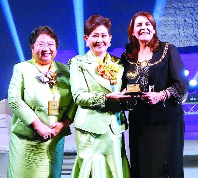 คุณหญิงณัฐิกา วัธนเวคิน อังอุบลกุล รับมอบรางวัล Excellent Business Leaders ปี 2014-2016 จาก Dr.Yasmin Darwich ประธานสหพันธ์สมาคมสตรีนักธุรกิจและวิชาชีพสากล โดยมี ดร.ชนม์ชนก วีรวรรณ ที่ปรึกษาสหพันธ์สมาคมฯ ร่วมแสดงความยินดี 