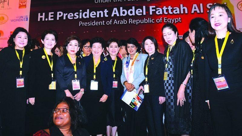 จรรย์สมร วัธนเวคิน ที่ปรึกษาสหพันธ์ฯ, คุณหญิงณัฐิกา  วัธนเวคิน อังอุบลกุล, พนิดา เทพกาญจนา  ที่ปรึกษา, ฐิตินันท์ วัธนเวคิน,ดร.สร้อยเพชร เรศานนท์ นายกสมาคมสตรีนักธุรกิจและวิชาชีพ-กรุงเทพฯ, วิจิตรา อร่ามวัฒนานนท์, ดร.ลาลีวรรณ กาญจนจารี ถ่ายรูปร่วมกับ H.E.Prof.Ameenah Gurib Fakim ประธานาธิบดีหญิงแห่งประเทศเมอริเชียส