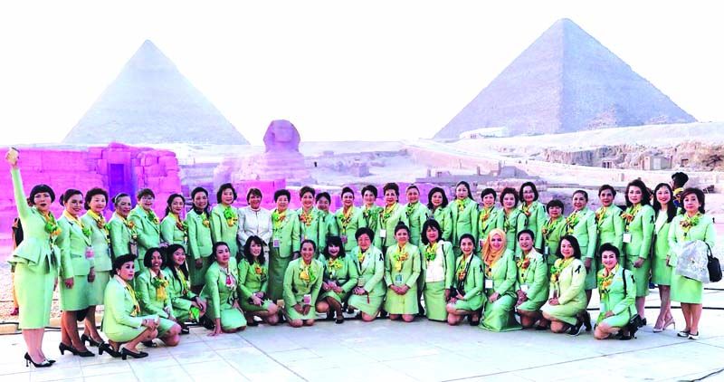 ที่ปรึกษา คณะกรรมการและสมาชิกสหพันธ์ฯ ถ่ายรูปเป็นที่ระลึกในพิธีเปิดการประชุม BPW International Congress ครั้งที่ 29 บริเวณหน้าปิระมิดและสฟิงซ์ แห่งกีซา กรุงไคโร ประเทศอียิปต์