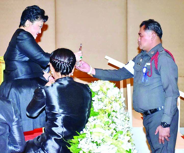 องค์ประธาน ประทานรางวัล “หม่อมงามจิตต์ บุรฉัตร บุคคลสำคัญของโลก” รางวัลสร้างเสริมคนดีมีคุณธรรม 
แด่ ผู้บำเพ็ญประโยชน์ทั่วประเทศ  อาทิ ตำรวจจราจร
