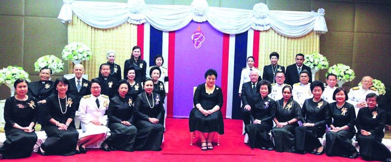 ทรงฉายพระรูปร่วมกับคณะกรรมการมูลนิธิอนุสรณ์หม่อมงามจิตต์ บุรฉัตร อาทิ สมพร เทพสิทธา ,คุณหญิงแสง
เดือน ณ นคร , ภราดา ดร. ประทีป ม. โกมลมาศ ,ผศ.ดร.พรทิพย์ พุกผาสุก ,อารยา อรุณานนท์ชัย ,ยรรยง คุโรวาท ,ผศ.ดร. แตงอ่อน มั่นใจตน,ดร.ปราศรัย ประวัติรุ่งเรือง ,วิไล ตั้งสิน วิทยฐานะกรณ์

