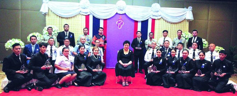 ทรงฉายพระรูป ร่วมกับดาราจิตอาสาดีเด่น อาสาป้องกันภัย พขร. บขส.