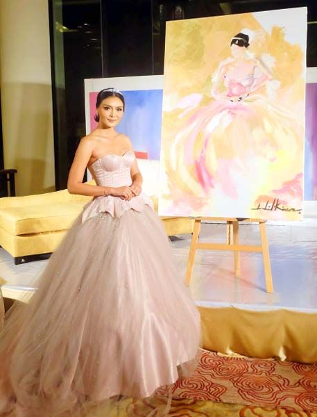 ภาพวาดสีน้ำมันนางแบบและนางงาม ที่นำมาประมูลในงาน