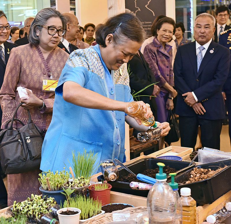 สมเด็จพระเทพรัตนราชสุดาฯ สยามบรมราชกุมารี ทอดพระเนตรนิทรรศการด้วยความสนพระราชหฤทัย พร้อมกันนี้ทรงร่วมกิจกรรมเวิร์กช็อป “ปลูกต้นไม้ในเมือง” โดยทรงทดลองนำเมล็ดพันธุ์พืชปลูกในภาชนะขวดพลาสติก