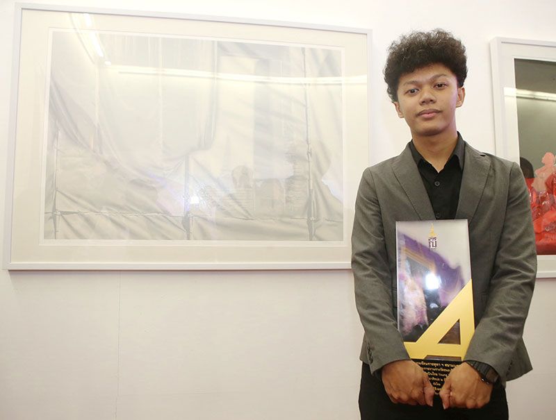 รางวัลยอดเยี่ยมสาขาศิลปะ 2 มิติ ธีรวุฒิ คำอ่อน