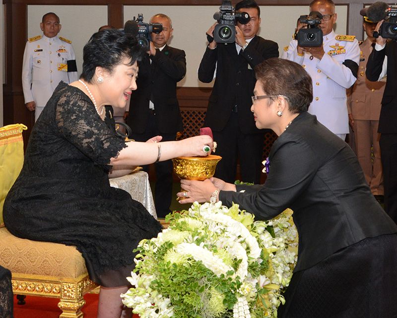 ม.ร.ว.พร้อมฉัตร สวัสดิวัตน์ รองประธาน กก.ดำเนินงานมูลนิธิฯ เฝ้าถวาย เข็มกลัด “เหรียญ 9 รัชกาลทองคำ” ในโอกาส 5 รอบพระชันษาองค์ประธานมูลนิธิฯ