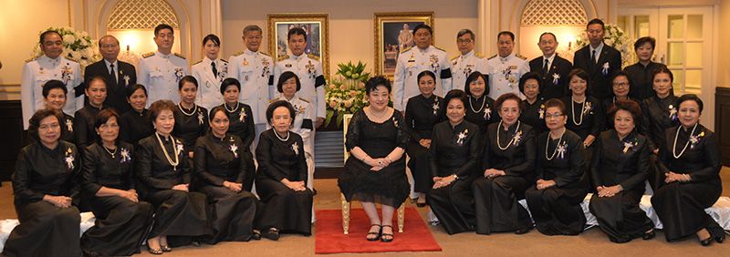 ฉายพระรูปร่วมกับ พล.ต.อ.อัศวิน ขวัญเมือง ผู้ว่าฯ กทม. และ กก.มูลนิธิฯ อาทิ ภัทรุตม์ ทรรทรานนท์ ปลัด กทม., ขนิษฐา บุญราช นายกสมาคมแม่บ้านมหาดไทย และรองประธาน กก.อำนวยการมูลนิธิฯ, คุณหญิงแสงเดือน ณ นคร, ม.ร.ว.พร้อมฉัตร สวัสดิวัตน์, วาสนา ขวัญเมือง ประธานอุปการะเยาวชนประจำ กทม., อารยา อรุณานนท์ชัย เหรัญญิกมูลนิธิฯ, สาวิตรี บริพัตรฯ, ดร.ปฤถา พรหมเลิศ, สุทธิพงษ์-ดร.วันดี จุลเจริญ