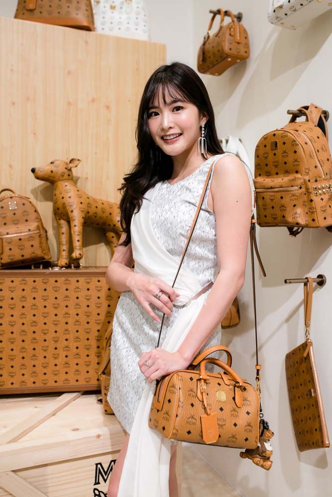 วิรพร จิรเวชสุนทรกุล ถูกใจกระเป๋าสะพาย MCM