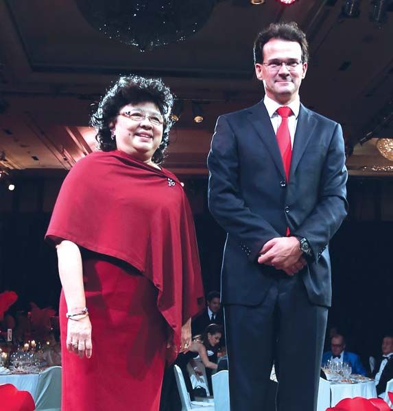 ดวงกมล  เจียมบุตร กับ ฌอนกิลเบิร์ตสัน