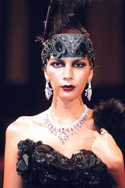 แฟชั่นโชว์ทับทิมสุดอลังการ