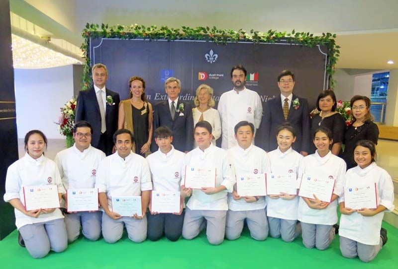 คณะเจ้าหน้าที่สถานทูตอิตาลีและผู้บริหารวิทยาลัยดุสิตธานี ร่วมยินดีกับนักศึกษาที่ได้รับประกาศนียบัตร