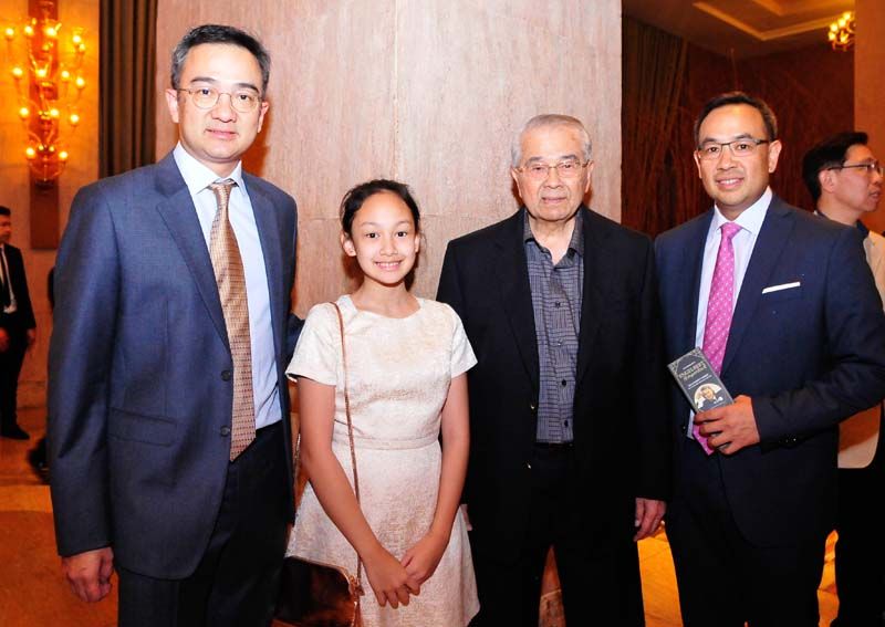 อมเรศ ศิลาอ่อน กับบุตรชาย กำธร-วิทูร ศิลาอ่อน และหลานสาว