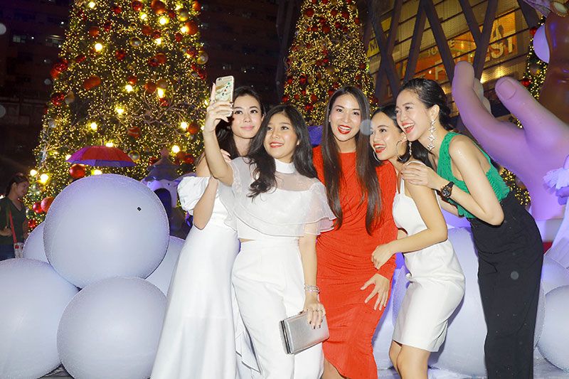 เซเลบริตี้สาวๆ รุ่นใหม่ เซลฟี่กับต้นคริสต์มาสกันอย่างสนุกสนาน