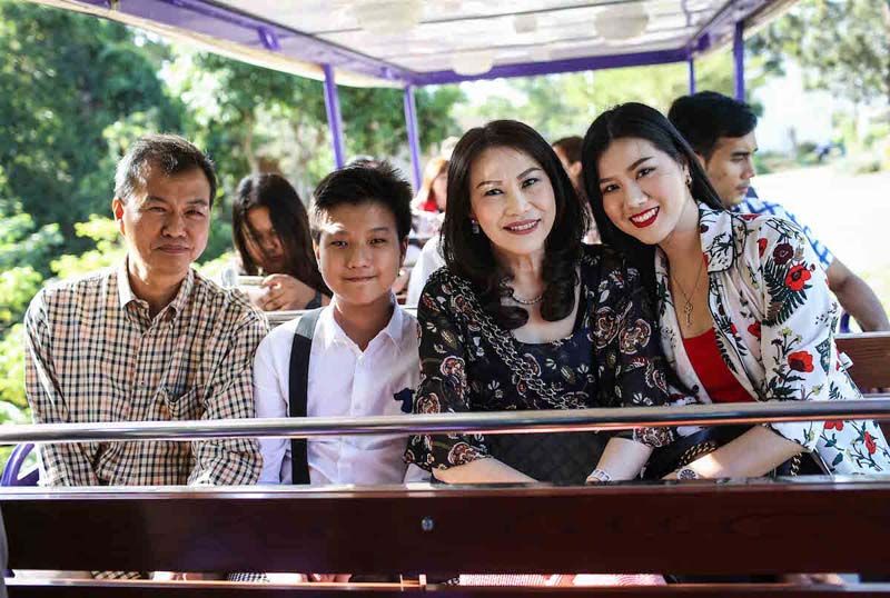 ครอบครัวลักษณวิศิษฎ์ ร่วมทัวร์ไร่องุ่น