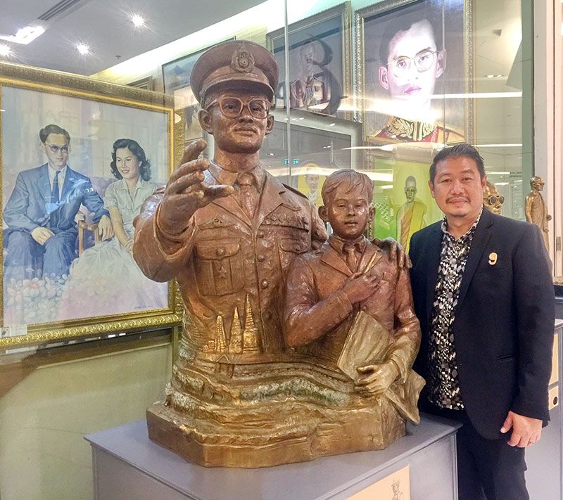 พิทักษ์ เฉลิมเล่า กับผลงานประติมากรรม องค์ที่ 2 คือ “พ่อ”