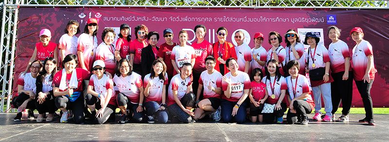 คณะกรรมการจัดงาน ร่วมถ่ายภาพกับ อ.วรรณดี คันธวงศ์ และศิษย์เก่าวัฒนาวิทยาลัยรุ่นพี่-รุ่นน้อง