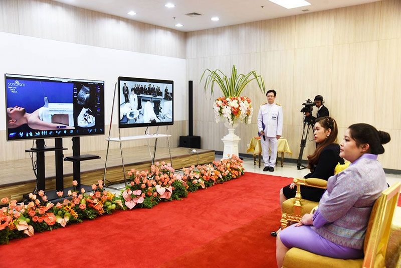 สมเด็จพระเจ้าลูกเธอ เจ้าฟ้าจุฬาภรณวลัยลักษณ์ อัครราชกุมารี พร้อมด้วย พระเจ้าหลานเธอ พระองค์เจ้าอทิตยาทรกิติคุณทอดพระเนตรวีดิทัศน์การสาธิตการสวนหัวใจและหลอดเลือด