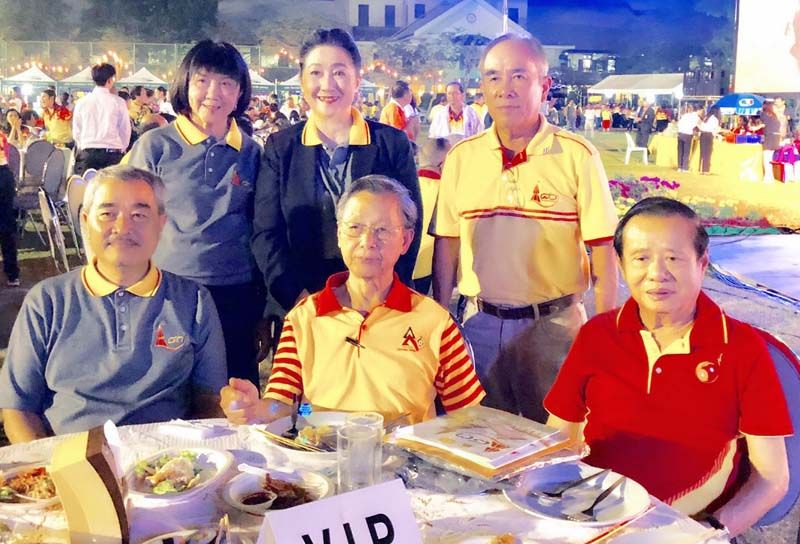 ฯพณฯ ชวน หลีกภัย อดีตนายกรัฐมนตรี พร้อมด้วย สมชาย พูลสวัสดิ์ นายกสมาคมธรรมศาสตร์ฯ, นิพนธ์ วิสิษฐยุทธศาสตร์, อาภรณ์ ศุภเดโชชัย, ผาณิต พูนศิริวงศ์ และ ยุทธ วรฉัตรธาร