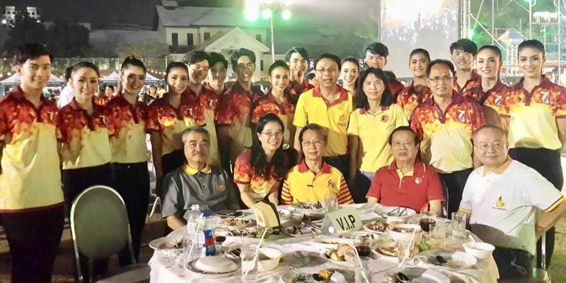 ฯพณฯ ชวน หลีกภัย อดีตนายกรัฐมนตรี, สมชาย พูลสวัสดิ์ นายกสมาคมธรรมศาสตร์ฯ, นิพนธ์ วิสิษฐยุทธศาสตร์ ศิษย์เก่า-ศิษย์ปัจจุบัน ร่วมถ่ายภาพ