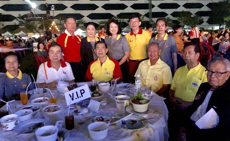 โต๊ะสมาคมรัฐศาสตร์ มธ. นำโดย วรรณวิไล พรหมลักขโณ นายกสมาคมรัฐศาสตร์ฯ,พ.ท.กมล ประจวบเหมาะ ที่ปรึกษา และชาวลูกแม่โดมร่วมสังสรรค์วันคืนสู่เหย้า