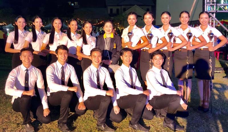 ผาณิต พูนศิริวงศ์ ท่ามกลางน้องๆ ดรัมเมเยอร์ และเชียร์ลีดเดอร์