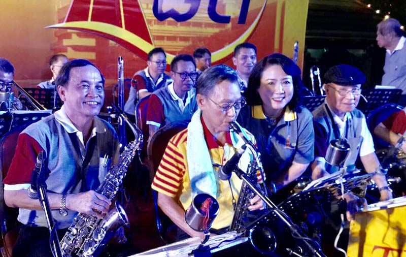 ฯพณฯ ชวน หลีกภัย อดีตนายกรัฐมนตรี ศิษย์เก่ากิตติมศักดิ์ ร่วมเป่าแซกโซโฟน ในงานคืนสู่เหย้า