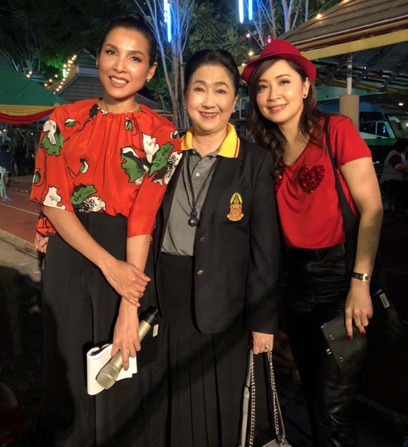 ผาณิต พูนศิริวงศ์ ขนาบข้าง 2 ดาราศิษย์เก่าลูกแม่โดม หน่อย-บุษกร วงศ์พัวพันธ์ และกวาง-กมลชนก เขมะโยธิน นำดาราธรรมศาสตร์มาร่วม