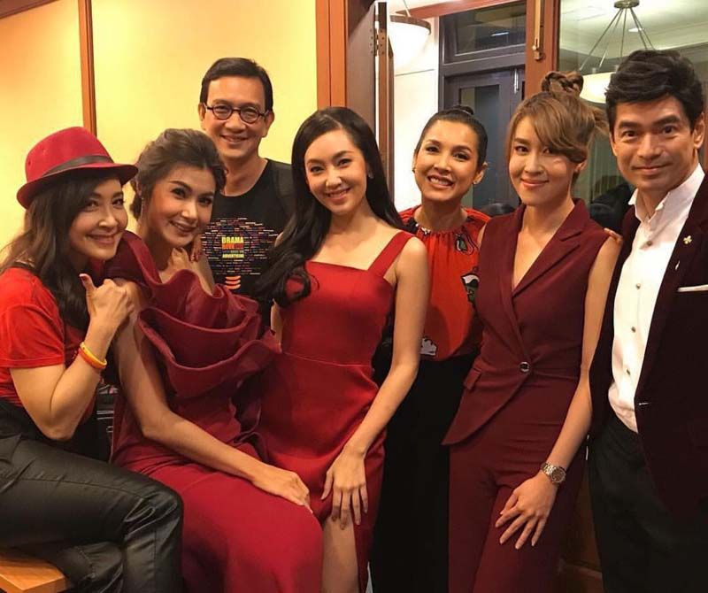 กวาง-กมลชนก-นุติ เขมะโยธิน, จ๊ะจ๋า-พริมรตา เดชอุดม, เบลล่า-ราณี แคมเปน, หน่อย-บุษกร วงศ์พัวพันธ์, เชียร์-ฑิฆัมพร ฤทธิ์ธาอภินันท์ และ วสุ แสงสิงแก้ว