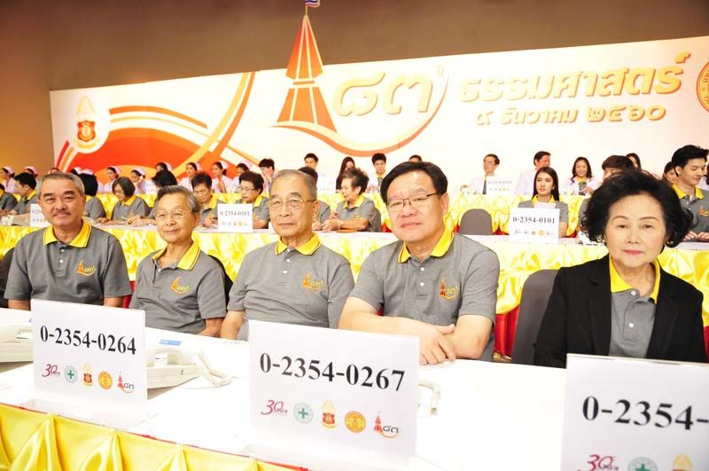 สมชาย พูลสวัสดิ์, ฯพณฯ ชวน หลีกภัย, มานิจ สุขสมจิตร, ศ.ดร.สุรพล นิติไกรพจน์, รศ.เกศินี วิฑูรชาติ ร่วมรับโทรศัพท์จากผู้มีจิตศรัทธาร่วมบริจาค