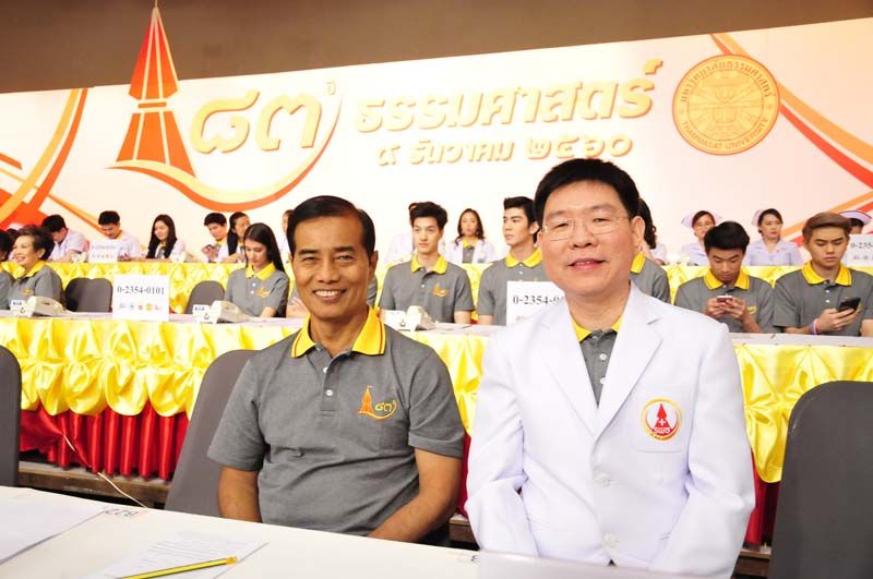 ถาวร เสนเนียม กับ รศ.นพ.พฤหัส ต่ออุดม ผอ.โรงพยาบาลธรรมศาสตร์เฉลิมพระเกียรติ