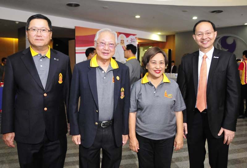 มนู-ผศ.ประภัสสร เลียวไพโรจน์ กับผู้บริหาร ปตท. ชาญศิลป์ ตรีนุชกร และ สมเกียรติ เลิศฤทธิ์ภูวดล