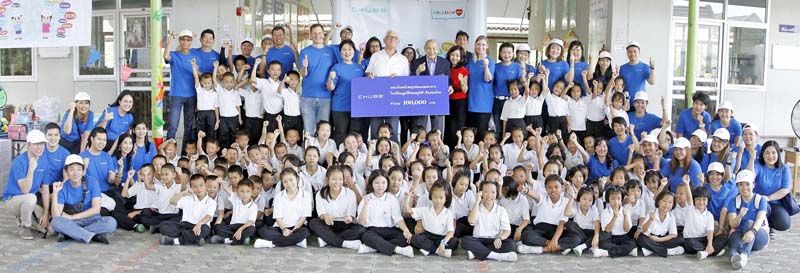 แซลลี่ โอฮาร่า, นิตยา พิริยะธรรมวงศ์ และอาสาสมัครจาก ชับบ์ ร่วมด้วย พล.ต.อ.ชวลิต ยอดมณี ประธานมูลนิธิคอมมูนิต้า อินคอนโทร และเด็กนักเรียนจากโรงเรียนมูลนิธิคอมมูนิต้า อินคอนโทร