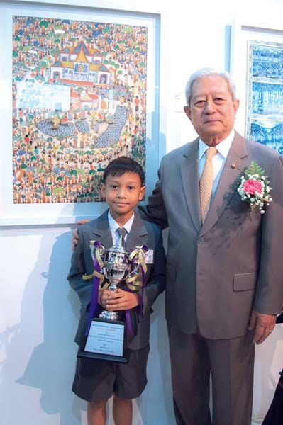 พล.อ.สุรยุทธ์ จุลานนท์ องคมนตรี กับ ด.ช.วรมฆานิลวรรณาภา  ผู้ชนะการประกวดได้รับรางวัลยอดเยี่ยมระดับ
ประถมศึกษาตอนปลาย 
