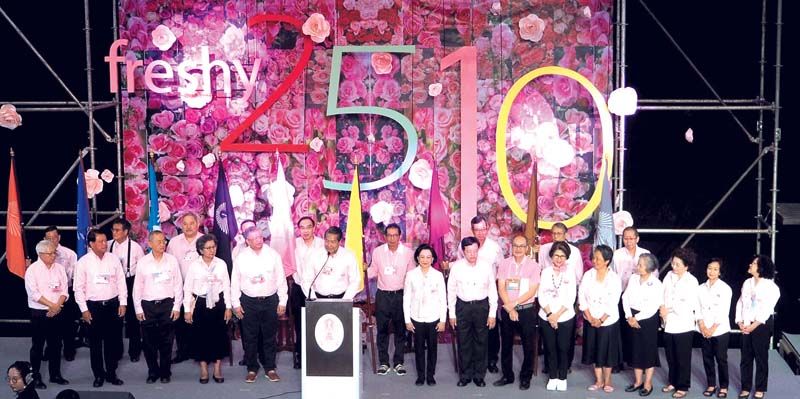 ฯพณฯ องคมนตรีพลากร สุวรรณรัฐกล่าวเปิดงานและแสดงความยินดีต่อประธานชมรมฯพงศ์โพยม วาศ
ภูติ พร้อมกรรมการ อาทิ พล.ต.ท.อัมพร จารุจินดา,สมลักษณ์เจียมธีระนาถ ,วิชนีรัตนพันธ์ 
