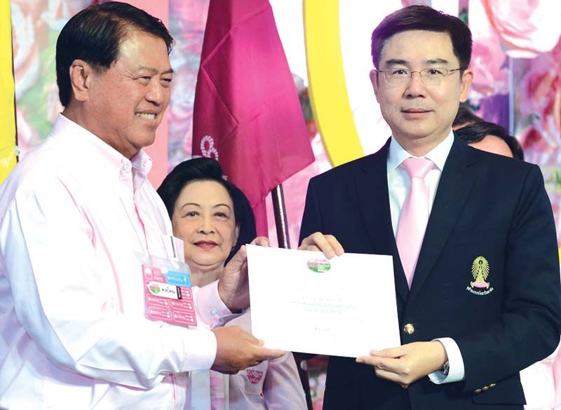 มีการมอบเงินที่ชมรมฯได้ทำกิจกรรมมาตลอด 2 ปี กว่า 16 ล้านบาทให้มหาวิทยาลัย โดย ศ.ดร.บัณฑิต เอื้ออาภรณ์อธิการบดี รับมอบและกว่า 6 ล้านบาทมอบให้สมาคมนิสิตเก่าโดย สหรัฐบุญโพธิภักดีนายกสมาคมฯรับมอบ