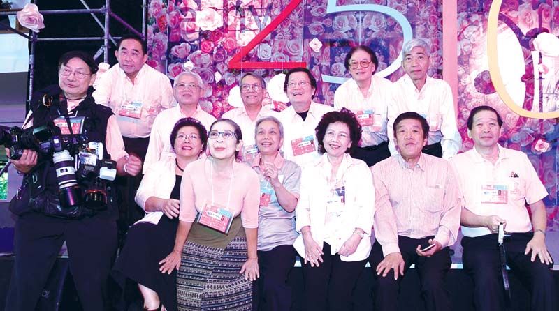 ทีมงานคณะสถาปัตย์ อาทิ ลัดดา เตชะวณิช,ชวลิตสุวัตถิกุล,ไพบูลย์ เพชรโรจน์  ที่มาร่วมตกแต่งบนเวทีด้วยบรรยากาศในธีมกุหลาบจุฬาลงกรณ์  ส่วนซ้ายสุด สุรพลสัจจวานิชย์  บินตรงจากสหรัฐมาร่วมงานพร้อมทำหน้าที่บันทึกภาพไว้อย่างมืออาชีพ