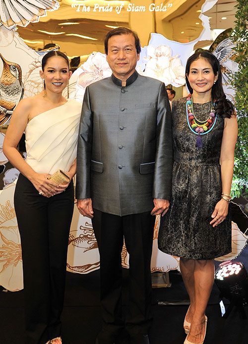 ดร.อภินันท์ โปษยานนท์ กับสองสาว อภิภาวดี สนิทวงศ์ ณ อยุธยา และ ม.ล.รดีเทพ เทวกุล