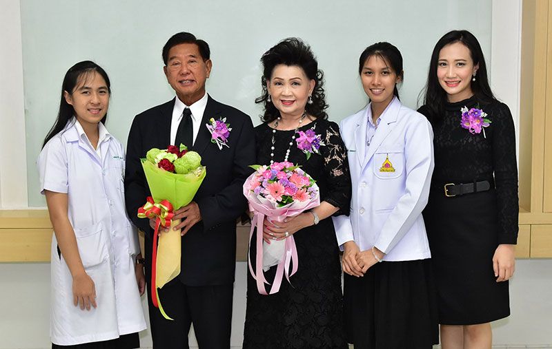 น้องๆ นักศึกษาแพทย์ จากสมาคมแพทย์สตรีฯ มอบช่อดอกไม้พร้อมกล่าวขอบคุณ