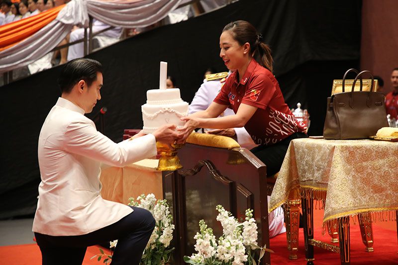 อัศวิน เตชะเจริญวิกุล เป็นตัวแทนทูลเกล้าฯ ถวายเค้กเนื่องในโอกาสวันคล้ายประสูติ
