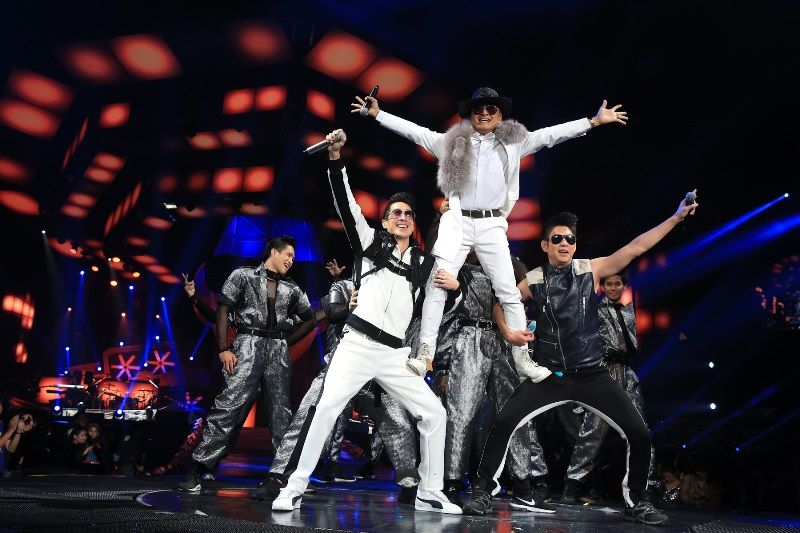 ยังคงท็อปฟอร์มสุดๆต้องยกให้ โต้ชีลิค ติ๊ก ชีโร่ อีกหนึ่งตำนานขาแดนซ์ในยุค 90 ที่มาเป็นแขกร่วมซีนกับ เจ และ ทัช ก็ไม่ทำให้ผิดหวัง สะโพกและเอวยังดีไขข้อไม่มีเสื่อม นับเป็นซีนประวัติศาตร์ที่รวมตัวพ่อขาแดนซ์จากสามค่ายเพลงในยุคนั้น นี่สิ เค้าเรียก เจ ดีเอ็นเอ เอ็กซ์ตรีม เอ้า! ออกมาเต้นๆ 