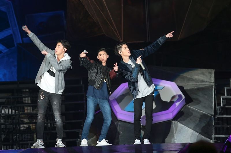 ด้าน 3 เจ้า ดีเอ็นเอสายตรงนับวันยิ่งครบเครื่อง ทั้งหล่อ ร้องเพลงได้ เอ็นเตอร์เทนก็ดี๊ดี แถมตอนนี้แฟนคลับก็เยอะเอาๆ เล่นเอาเจ้าพ่อขาแดนซ์มีหนาวๆร้อนๆถึงขั้นอ้อนลูกๆบนเวที ว่าสงสัยต่อไปพ่อคงกลายเป็นแค่แขกรับเชิญบนเวทีลูกๆซะแล้ว เอ้า สาวๆว่าไงจ๊ะ 