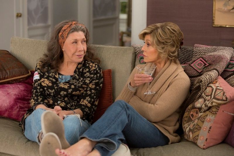 มนุษย์ป้า ฆ่าไม่ตาย เกรซ แอนด์ แฟรงกี้ – (Grace and Frankie)
เกรซ และ แฟรงกี้ เพื่อนสนิทรุ่นใหญ่ที่ชีวิตจับพลัดจับผลูกลายเป็นหม้ายเพราะสามีของทั้ง 2 คนขอหย่าเพื่อไปคบกันเอง!!!! (ตึ้ง!) แต่ป้าทั้ง 2 คนก็ยังยืนหยัดและแข็งแกร่ง หาความสุขให้ชีวิตโดยไม่ให้เรื่องชีวิตคู่มาทำลายความสุขของตัวเอง และในชีวิตจริง นักแสดงนำรุ่นใหญ่ทั้ง 2 คน ลิลี่ ทอมลิม กับเจน ฟอนด้าก็เป็นเพื่อนสนิทที่อยู่ในวงการมายาวนานกว่า 50 ปี และยังคงมีผลงานให้แฟนๆ ได้รับชมอยู่เรื่อยๆ สมกับเป็นมนุษย์ป้า ฆ่าไม่ตายจริงๆ 
